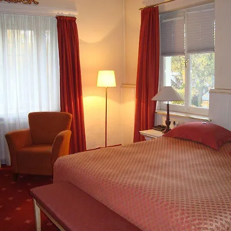 Romantik Im Roehl 호텔 4*